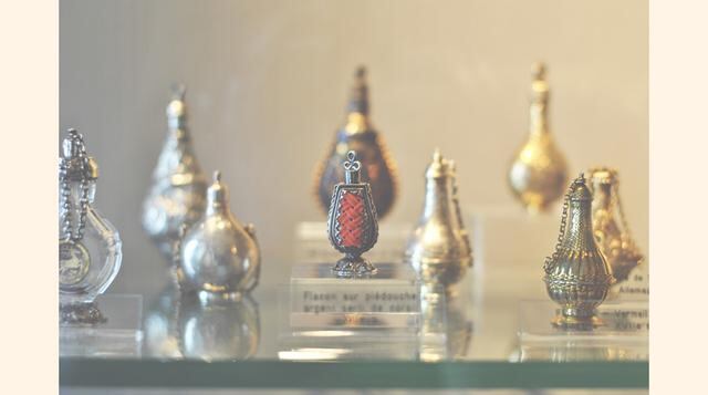 Un segundo recorrido ofrece un viaje por aproximadamente unos 3,000 años de la historia del perfume. Algunos de los objetos datan la antigüedad, y otros dejan ver el desarrollo de los perfumes hasta nuestros días.