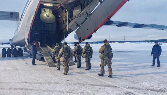 Tropas de Rusia abordan un avión militar para ir a Kazajistán. (Foto: EFE)