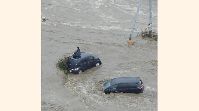 Algunas áreas recibieron en 48 horas el doble de la lluvia habitual para septiembre después de que la tormenta tropical Etau azotó la isla japonesa de Honshu. En algunos lugares, los ríos se desbordaron.