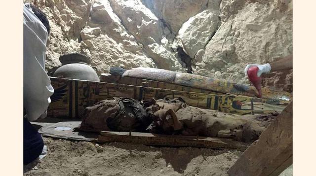 Tras levantar más de 450 metros cúbicos de escombros, el equipo de arqueólogos egipcios encontró la entrada a la tumba principal, flanqueada por otros dos sepulcros adyacentes que todavía no han sido excavados.