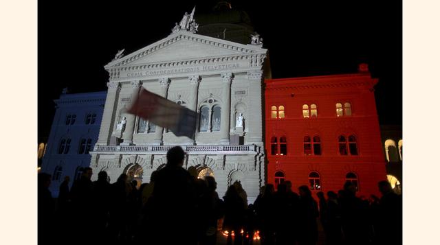 Los colores azul, blanco y rojo de la bandera de Francia se proyectan en el Edificio del Parlamento suizo (Bundeshaus), en Berna, Suiza, luego de los atentados en Francia. (Foto: Reuters)