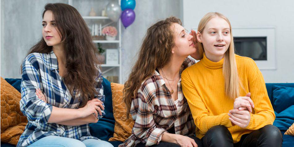 Las personas utilizan el chisme para promover su propia reputación e intereses a costa de sus colegas. (Foto: Freepik)