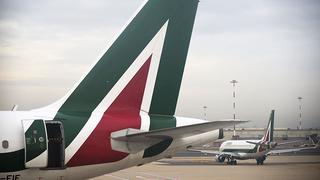 Alitalia suspende por siete meses el empleo de 6,600 de sus trabajadores