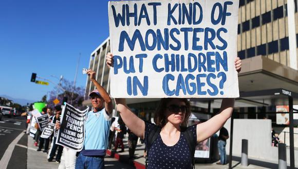 Manifestantes demuestran su rechazo a la separación de niños migratorios de sus familiares en Los Ángeles, California. (Foto: AFP)