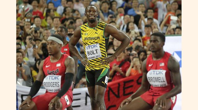Usain Bolt sonríe antes de empezar la competencia de 100 metros planos que ganó en el Campeonato Mundial de Atletismo en Pekín. (AP: Photo)