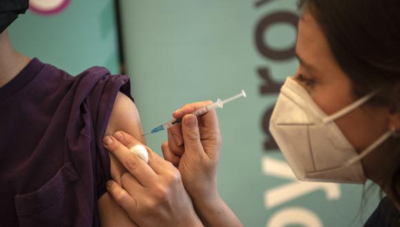 Chile ha desplegado uno de los procesos de vacunación masiva más exitosos del mundo, con un 90.7% de la población inoculada con esquema completo. (Photo by Martin BERNETTI / AFP)