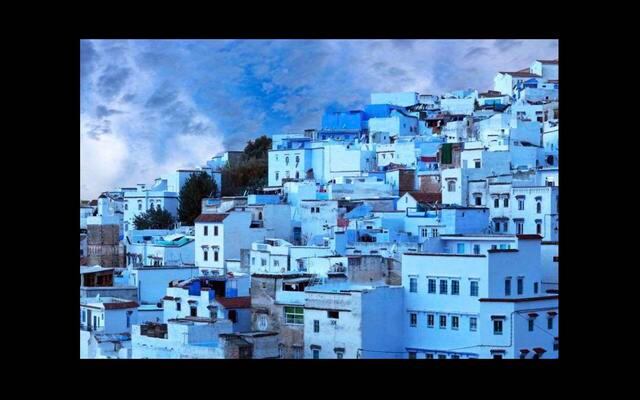 FOTO 11 | 11. Chefchaouen es una ciudad de Marruecos situada cerca de Tetuán. La ciudad, que fue fundada en 1471, tiene la peculiaridad de tener todas las casas encaladas con una tonalidad azul. Algunos monumentos que son de visita obligatoria si viajas a este pueblecito azul son: el Arco de la entrada a la Medina, el Zoco y la Alcazaba. El lugar fue fundado por tribus bereberes en el año 1471 y, como curiosidad, el azul tan colorido del pueblo se debe a que es un color que espanta a los mosquitos.