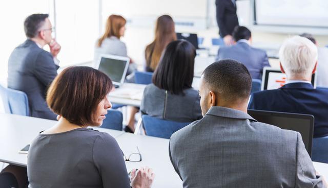 FOTO 2 | No permita que sus profesores sean perezosos. Si su profesor básicamente está leyendo el libro en clase y hojeando la presentación de PowerPoint proporcionado por el editor del libro, USTED ESTÁ MALGASTANDO SU TIEMPO Y DINERO. Pida a sus profesores que brinden ejemplos del mundo real y que relacionen su propia experiencia (si la tienen, algunos no tienen experiencia empresarial). El aula debe ser un diálogo, no un discurso enlatado. (Foto: USI)