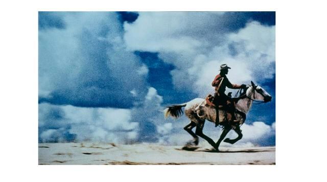 Cowboy. Este Cowboy fue inmortalizado por Richard Prince, un pintor y fotógrafo estadounidense que vendió su imagen en US$ 3.4 millones. Su obra es lo que se denomina una retrografía, es decir, la recreación de una instantánea que se capturó en el mismo l
