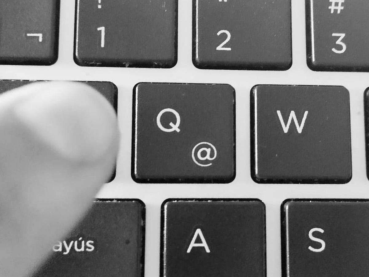 Cómo escribir arroba en el teclado de una laptop y computadora de | email correo electronico | twitter instagram TECNOLOGIA | GESTIÓN