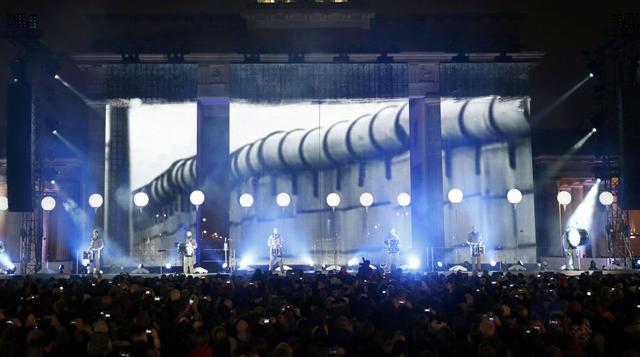 Músico tocan tambores en homenaje a las personas que murieron al intentar cruzar el muro de Berlín. (Foto: Reuters)