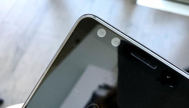 FOTO 8 | El HTC U12+ también tiene dos cámaras frontales, lo que significa que puede tomar selfies en modo retrato. Especificaciones de la cámara frontal: cámara dual de 8 megapíxeles, ángulo ancho con un campo de visión de 84 grados, modo Bokeh en tiempo real, impulso HDR, desbloqueo facial, flash de pantalla, autofotos y autorretratos de voz, disparador automático, panorama de selfie, etc. (Foto: Business Insider)