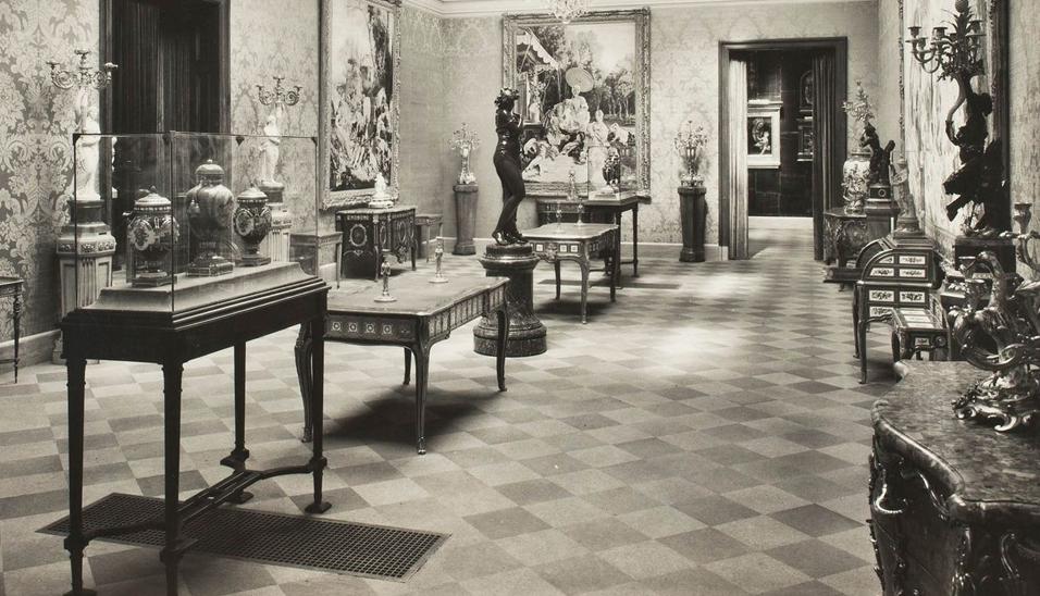 FOTO 1 | Arabella D. Huntington Memorial Art Collection in San Marino, California, ca. 1928, filled with decorative artworks sold by Duveen Brothers.Source: The Frick Collection in association with D. Giles Ltd.