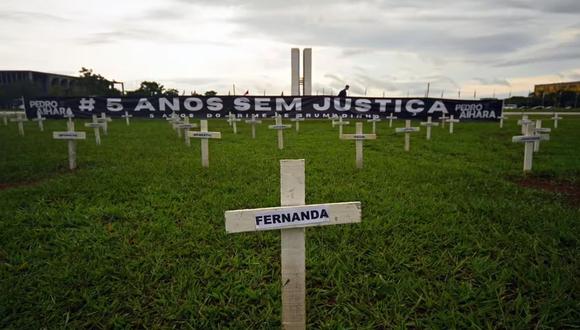 Fotografía de cruces marcadas cada una con un nombre durante un acto en memoria de las víctimas del colapso de la presa de la empresa Vale en Brumadinho hace cinco años. (Foto: EFE/ Andre Borges)