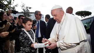 El papa Francisco sale del hospital, tras ser internando por una bronquitis 