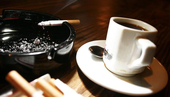 Una costumbre muy frecuente entre los ejecutivos es fumar y tomar grandes cantidades de café, ¿qué ocasiona esto?. (Foto: Blogs Joly)