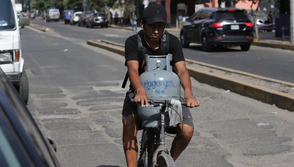 Soluciones. Para entregar los S/ 380 por familia se podría recurrir a las mototaxis para repartir el dinero a los hogares, pero respetando las medidas de seguridad y distanciamiento social. (Foto: Alonso Chero/El Comercio).