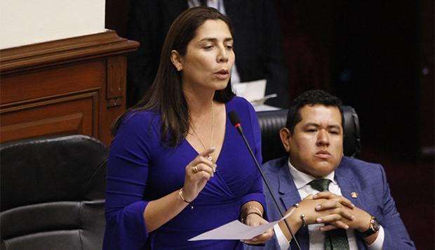 Úrsula Letona fue captada pidiendo abstención a sus compañeros de bancada. (Foto: Agencia Andina)