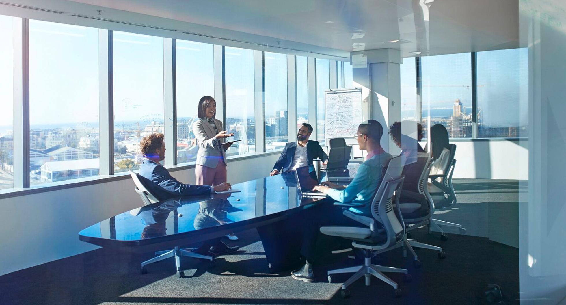 FOTO 1 | 1. Contacto visual
Si alguien está evitando mirarte directamente a los ojos es un claro indicador de que esa persona no quiere ver algo o que está evitando avergonzarse. Puede que estén mirando papeles, o viendo hacia la pared que tienes detrás, o incluso al piso. A cualquier lugar menos a ti. (Foto: Getty)