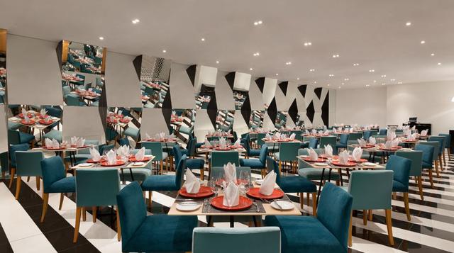 Páprika es un restaurante del Hotel Costa del Sol, cuya especialidad es la cocina peruana e internacional. El costo por persona asciende a S/ 95