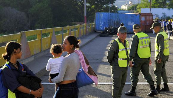 Pese a la reapertura peatonal, la circulación de vehículos no está permitida y los puentes siguen bloqueados con los contenedores en la frontera entre Venezuela y Colombia. (Foto: AP)<br>