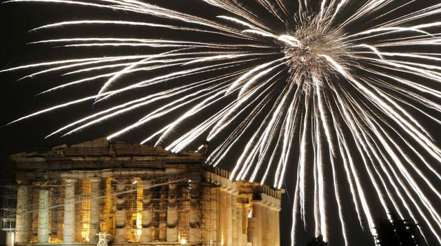La Acrópolis de Atenas es iluminada por enormes fuegos artificiales. (Foto: AFP)