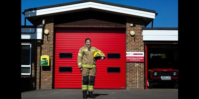 FOTO 12 | Reino Unido. Penny Ewbank es elementos del Servicio de Bomberos y Rescate de Hampshire en Hartley Wintney. dijo que está entrenada para hacer un trabajo en particular y que si puede usar esas habilidades para ayudar a otros, no dudará. Considera que su trabajo es un deber y un sacrificio. Esto último, porque hay que poner a los demás primero. Foto Afp / Adrian Dennis