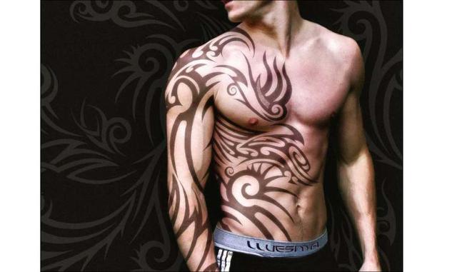 Impuesto por los tatuajes. En Arkansas, desde el año 2002, se impuso un impuesto a las personas que decidan hacerse un tatuaje.