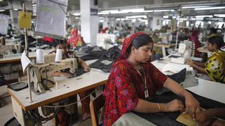 Miles de despedidos, el precio de enfrentarse a industria textil bangladesí