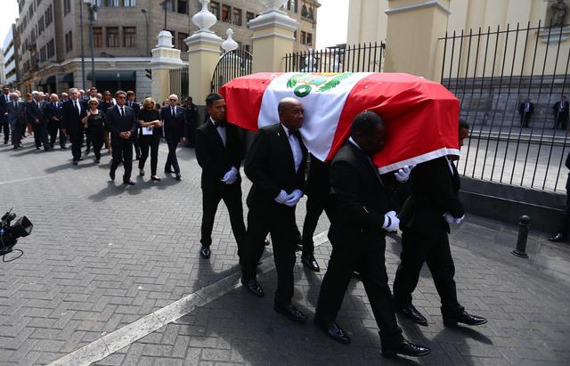 El cortejo fúnebre de Javier Pérez de Cuéllar sale hacia el cementerio Presbítero Maestro. (Foto: Hugo Curotto / GEC)