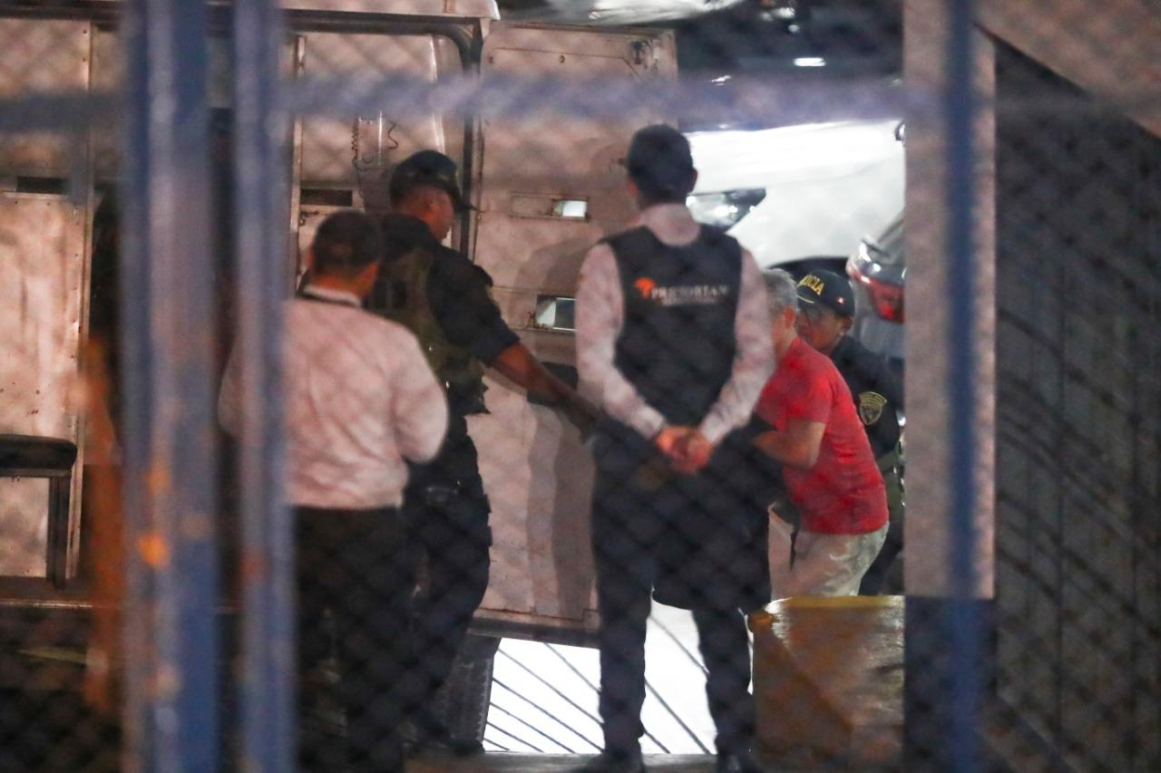 César Villanueva (de polo rojo) sube a la ambulancia que lo trasladó al penal Castro Castro. (Foto: Giancarlo Avila / GEC)