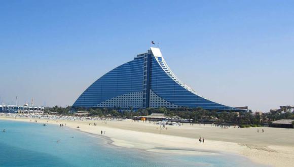 FOTO 6 | Jumeirah Beach, Dubái. Situado junto al archipiélago artificial en forma de palma que es el hogar del Hotel Atlantis, Jumeirah Beach es uno de los principales lugares de interés turístico en Dubái.
Es popular entre los visitantes que vienen a disfrutar de las idílicas temperaturas del agua, que entre julio y octubre se mantienen en 33°C. (Foto: Shutterstock.com)