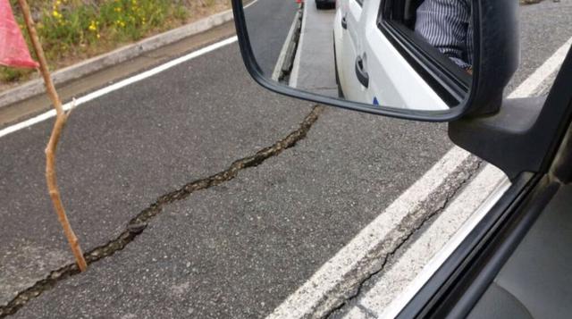 Los daños en la infraestructura vial de la isla de Chiloé. En la foto, el daño que provocó el sismo en caminos de Curaco de Vélez, en Chiloé.  Foto: @mruizalvarez en Twitter