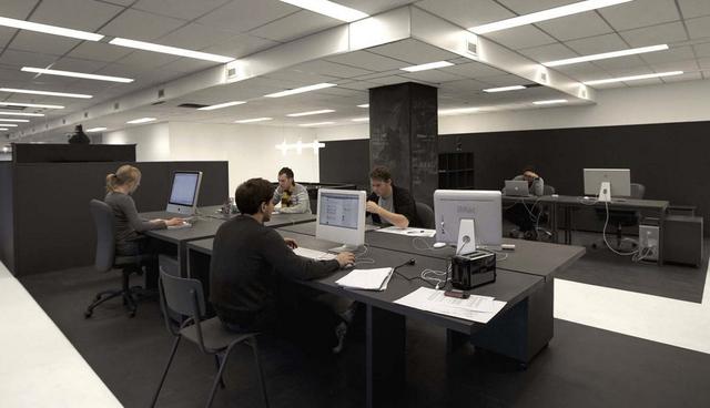 FOTO 11 | 11. Gummo – Amsterdam.

Dado que Gummo sólo iba a alquilar por dos años el primer piso del viejo edificio del periódico Parool, en Amsterdam, i29 convenció a la empresa neerlandesa de seguir el principio de “reducir, reutilizar y reciclar” y así crear una oficina elegante que impactara lo menos posible el ambiente y los presupuestos de la compañía.

Todo en la oficina se adapta al nuevo estilo hogareño en blanco y gris. Todo el mobiliario fue comprado localmente en eBay y en tiendas de beneficencia, y muchas cosas de la vieja oficina se dejaron tal como estaban. Todo fue pintado con pintura ecológica en spray, para adaptar los objetos al nuevo esquema de color. La nueva oficina es un caso perfecto de una buena manera de ocupar un espacio temporal de forma elegante y a un mínimo costo. (Foto: viralismo)