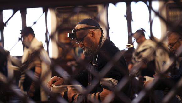 En la sinagoga Chabad, acuden una veintena de judíos a recitar el Shajarit, el rezo de la mañana, para luego acudir a trabajar y/o hacer voluntariado en la urbe, donde se vive una gran tensión por un posible ataque de Rusia.