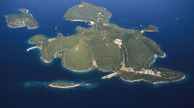 Ekaterina y Dmitry Rybolovlev (Isla de Skorpios, Grecia). Incluso los ricos y famosos no siempre pueden conseguir lo que quieren. Bill Gates, Giorgio Armani y Madonna compitieron entre sí en los últimos años para comprar Skorpios, la isla privada griega d