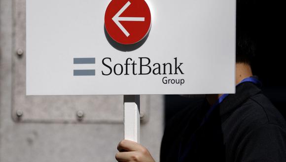 Un empleado de SoftBank Group Corp. sostiene un cartel durante la reunión general anual de la empresa en Tokio, Japón, el miércoles 21 de junio de 2023. Fotógrafo: Kiyoshi Ota/Bloomberg