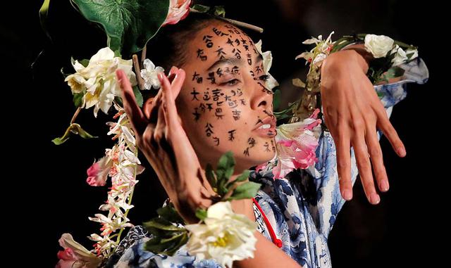 Foto 9 | Destacó además en la pasarela de Desigual el maquillaje y la peluquería de sus modelos, muy diferentes entre sí, que iban desde arreglos florales que ocupan todo el cabello combinados con maquillajes que recuerdan a las geishas japoneses, hasta s