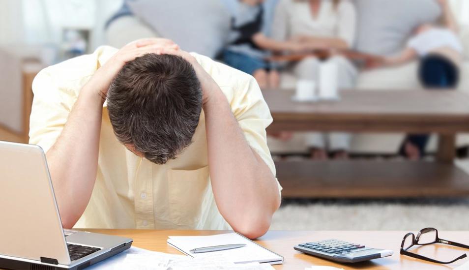 FOTO 1 | El 55% de las personas con deudas vencidas por tarjetas de crédito son hombres y el 45% mujeres. (Foto: Reconfiguración Financiera)