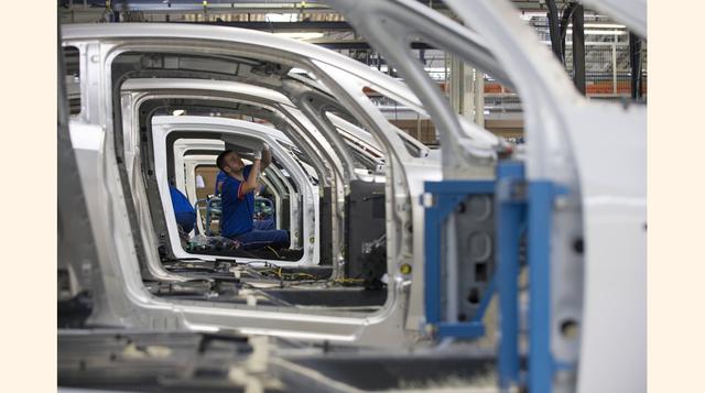 Empleados de Renault trabajan en la línea de autos eléctricos Bluecar. (Foto: Reuters)