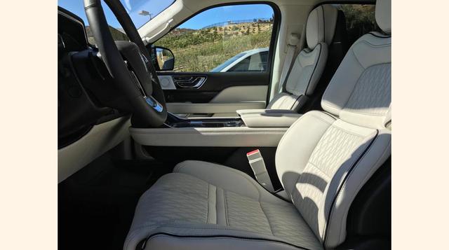 FOTO 4 | Este es el tema 'Chalet' en la cabina de la unidad de la Lincoln Navigator Black Label 4X4 que probamos en el sur de California. En nuestra opinión en más elegante de todos.