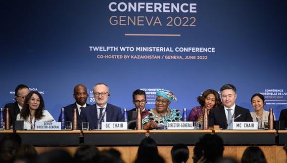 La directora general de la OMC Ngozi Okonjo-Iweala (c) en la clausura de la cumbre ministerial de la organización. EFE/EPA/Fabrice Coffrini / POOL