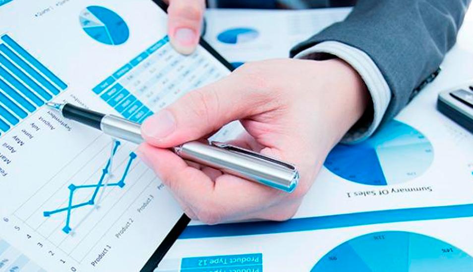 FOTO 4 | 4. Manejo del Dinero
Las finanzas de las empresas son un reflejo de las finanzas personales de un emprendedor. El principal reto de las nuevas empresas se llama flujo de efectivo, aún así, muchos emprendedores se gastan todo el dinero que llega la empresa y la mayoría de las veces lo hacen en su estilo de vida en lugar de reinvertirlo para generar más flujo de efectivo. Esto hace que la empresa no alcance todo su potencial y en poco tiempo desaparezca. Aprender a manejar el dinero antes de recibirlo en grandes cantidades es clave para el futuro de cualquier emprendedor.