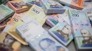 El bolívar de Venezuela se devalúa un 10% frente al dólar en un día
