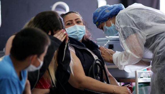 Hasta el mediodía de este martes Perú, con 33 millones de habitantes, había aplicado las dos dosis de la vacuna contra el COVID-19 al 79% de la población objetivo. (Foto: AFP)