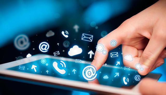 FOTO 4 | 4. Administrar cuentas de redes sociales. Existe una gran probabilidad de que gastes demasiado tiempo en redes sociales. Por lo tanto, si vas a estar allí por las noches de todos modos, ¿por qué haces que te paguen? Un montón de empresas, especialmente las nuevas empresas en el comercio minorista, quiere construir una fuerte presencia social, y necesitan a personas para ayudarles a hacer que esto suceda.
La mejor parte es que puedes utilizar plataformas como Hootsuite para gestionar múltiples cuentas y mensajes de horario. Puedes trabajar por la noche, pero también puedes generar mensajes y contenidos durante todo el día.
En 2013, Facebook anunció durante la conferencia Dreamforce que tenía 25 millones de páginas de pequeñas empresas activas en su sitio. Hay una buena probabilidad de que alguna de ellas necesite de tus habilidades.