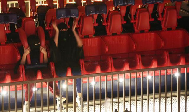 La idea de un parque temático con temperatura interior controlada es atractiva para los ciudadanos locales en un lugar donde las temperaturas de verano alcanzan un promedio de 41 grados centígrados. (Foto: AP Photo/Jon Gambrell)