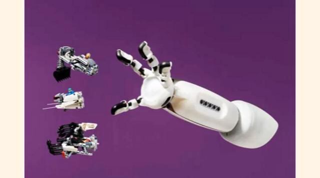 Prótesis de Lego para armar. Carlos Arturo Torres desarrolló un prototipo de prótesis de brazo para niños muy especial llamado Iko, que puede ser personalizado con piezas de la conocida marca de juguetes de la forma en que los niños que lo portan deseen. 