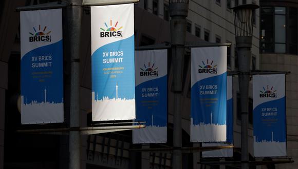 Banderas fuera de la sede de la cumbre de los BRICS en el Centro de Convenciones de Sandton en el distrito de Sandton de Johannesburgo, Sudáfrica, el lunes 21 de agosto de 2023. Fotógrafo: Michele Spatari/Bloomberg