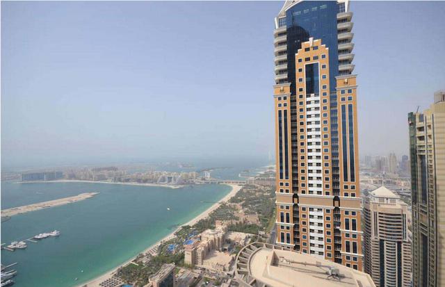 FOTO 15 | TORRE DE PRINCESA, DUBÁI: 2.4 MIL MILLONES DE DÓLARES.
El edificio más caro de Dubái y su segunda estructura más alta después del Burj Khalifa, la Torre de la Princesa es también el edificio residencial más alto del mundo. La torre de 2.2 mil millones de dólares (£ 1.6 mil millones) se terminó en 2012.